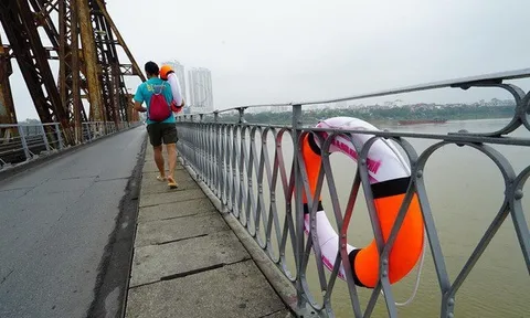 "Chiến binh" vượt qua thử thách bơi 10km trên sông Hồng lý giải vì sao cha mẹ nên cho con đi học bơi sinh tồn