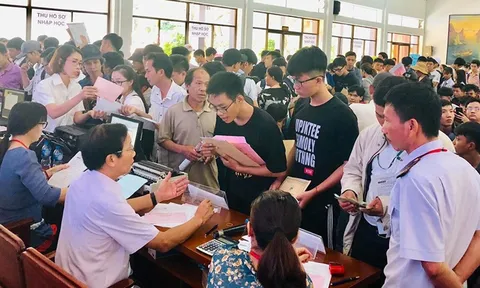 Đi học mỗi tháng tốn hàng chục triệu đồng, sinh viên lo lắng khi học phí tăng