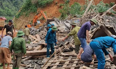 Sạt lở taluy vùi lấp 3 nhà dân tại Yên Bái