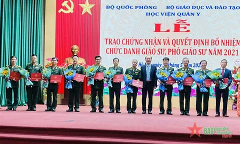Học viện Quân y trao chứng nhận và quyết định cho 12 phó giáo sư