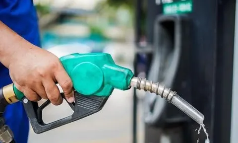 Giá xăng tiếp tục tăng, vượt ngưỡng 31.500 đồng/lít