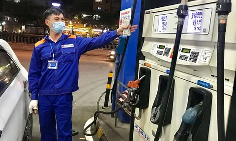 Giá xăng vượt 32.000 đồng/lít sau 6 lần tăng liên tiếp
