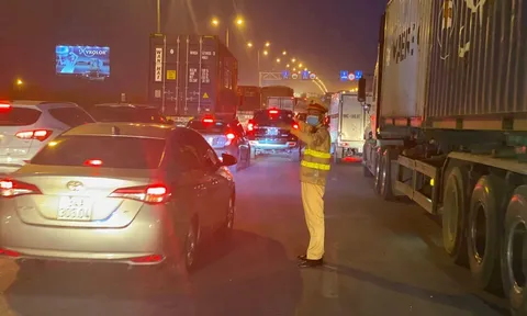 Nam tài xế xe máy tử vong sau cú đâm vào thành cầu Thanh Trì