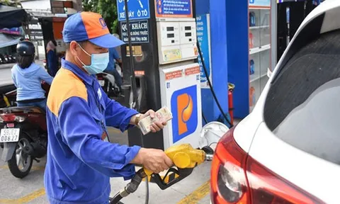Giá xăng giảm nhẹ sau 7 lần tăng liên tiếp