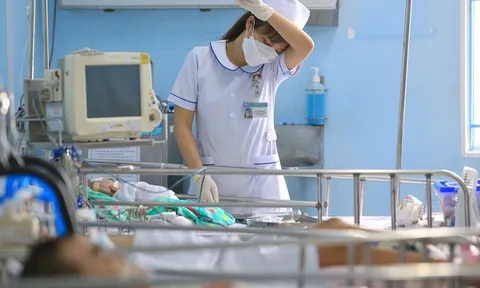 Ngăn 'chảy máu' nguồn lực y tế công