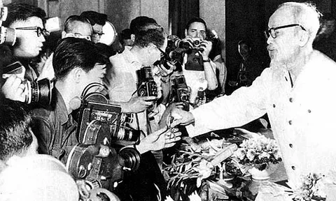 Những bài học sâu sắc khi Bác Hồ xung phong phê bình báo chí