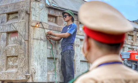 Mục kích CSGT 'đội nắng' xử lý xe cơi nới thành thùng