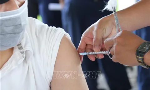 Thủ tướng Chính phủ chỉ đạo đẩy nhanh tiêm vaccine phòng COVID-19 mũi 3, mũi 4