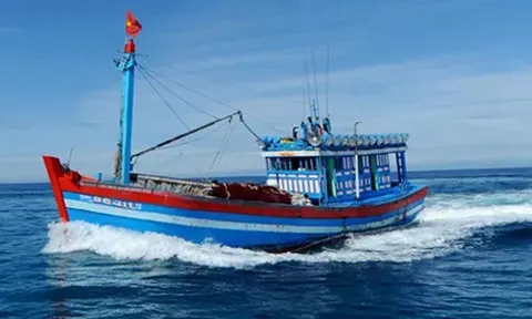 Tàu cá cùng 18 người mất liên lạc trên biển