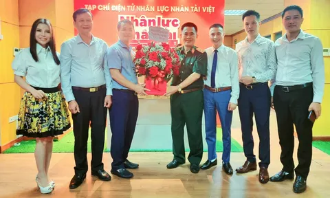Bí thư Đảng ủy Khối các cơ quan TP Hà Nội chúc mừng Tạp chí Nhân lực Nhân tài Việt