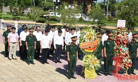 Đồng chí Nguyễn Trọng Nghĩa dâng hương tại Nghĩa trang Liệt sĩ Điện Bàn