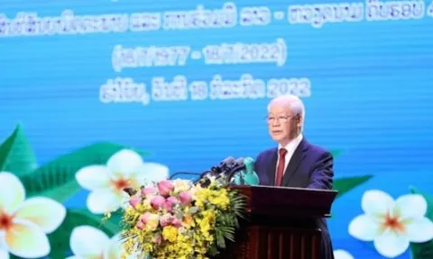 "Tình nghĩa Việt-Lào sáng hơn trăng rằm, thơm hơn đóa hoa nào thơm nhất"