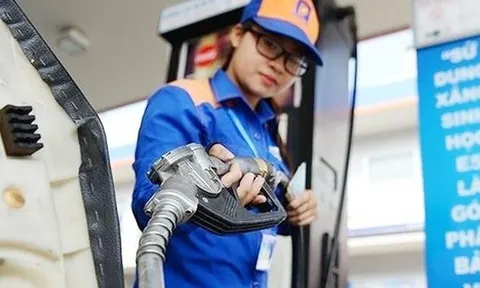 Giá xăng có thể giảm thêm 2.000 - 2.500 đồng/lít
