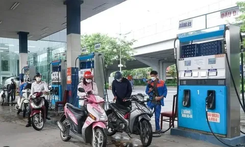 Giá xăng giảm lần thứ 4 liên tiếp