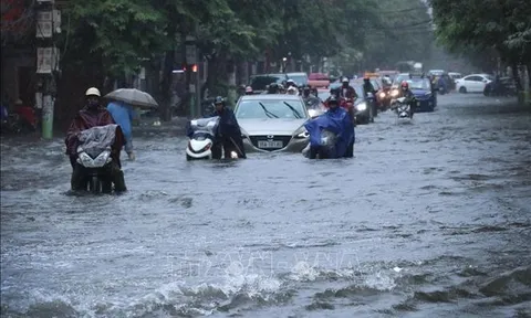 Áp thấp trên Biển Đông có thể gây mưa lớn ở Trung Bộ, Nam Bộ