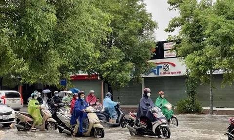 Phố biến thành sông, Hà Nội 'không vội được đâu'