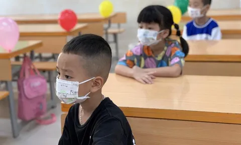 Hà Nội: Những ánh mắt ngơ ngác của học sinh lớp 1 trong buổi tựu trường