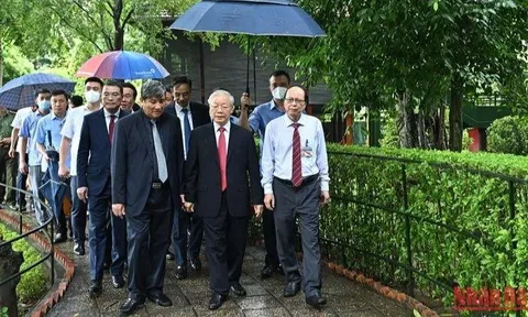 Tổng Bí thư Nguyễn Phú Trọng dâng hương tưởng niệm Chủ tịch Hồ Chí Minh