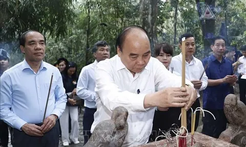 Chủ tịch nước Nguyễn Xuân Phúc dâng hương tại Khu di tích Quốc gia đặc biệt Tân Trào