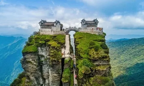 Bí ẩn về 2 ngôi chùa nằm trên đỉnh núi tách đôi