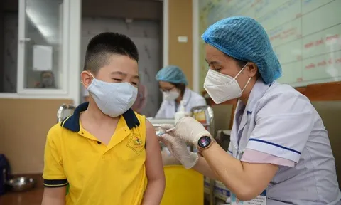 Giám sát chặt chẽ dịch bệnh, đẩy nhanh tiêm vaccine COVID-19