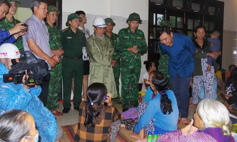 Quảng Nam: Thăm hỏi, động viên người dân tránh trú bão Noru tại BĐBP tỉnh