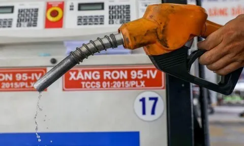 Giá xăng dầu tiếp tục giảm mạnh về mức 21.400 đồng/lít