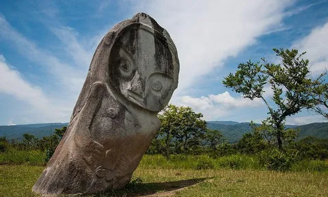 Bí ẩn hàng trăm tượng cự thạch kỳ lạ ở Indonesia