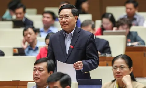 Phó Thủ tướng Thường trực phát biểu về nguyên tắc bố trí giáo viên, cán bộ y tế