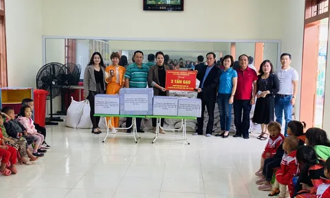 Trao tặng quà cho trẻ em vùng cao huyện Mộc Châu tỉnh Sơn La