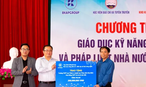 Trao 100 suất học bổng CNTT cho học sinh cấp 3 Lạc Thủy, Hòa Bình