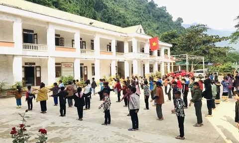 Những người 'gánh chữ' lên non vùng biên ải