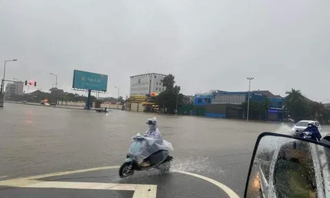 Không khí lạnh gây mưa lớn, TP. Vinh nhiều tuyến phố chìm trong nước