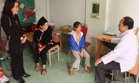 18 học sinh tiểu học đột nhiên ngất xỉu, khóc thét và kích động
