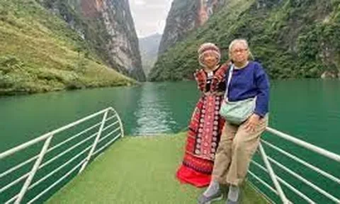 Chuyến đi ‘phượt’ của đôi bạn thân U70 gây bão mạng