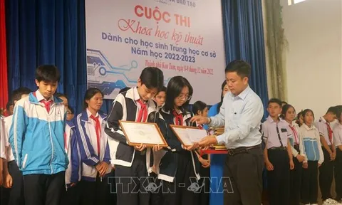 Hai học sinh lớp 9 đoạt giải Nhất với 'Nhà thông minh cho người khuyết tật'