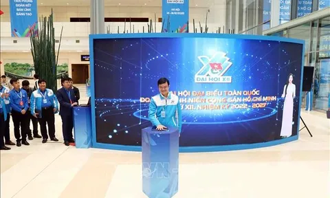 Khai mạc Triển lãm ảnh 'Khát vọng cống hiến - Lẽ sống thanh niên'