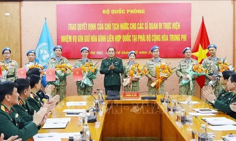 Trao quyết định của Chủ tịch nước cho 4 sỹ quan đi làm nhiệm vụ GGHB tại Trung Phi
