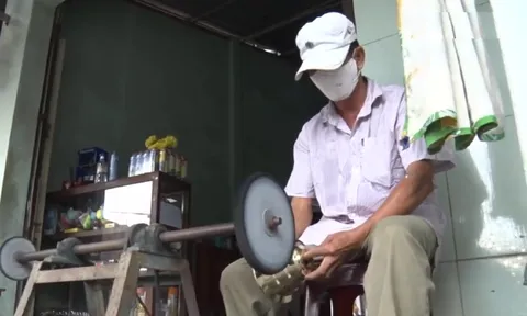 Nghề đánh bóng lư đồng vào mùa Tết
