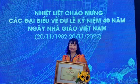 Cô giáo 8X lội bùn lầy, bò qua đập nước xiết đến với học sinh