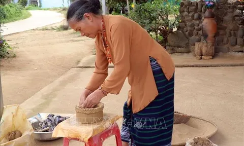 Nữ nghệ nhân gần 70 tuổi giữ nghề làm gốm của đồng bào Chu Ru