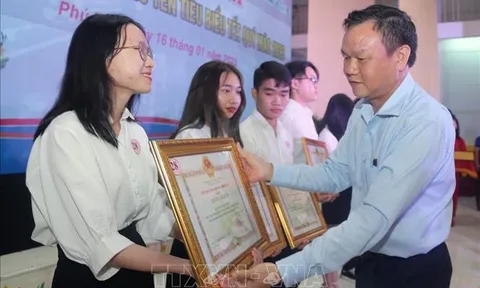 Vinh danh sinh viên tiêu biểu, tặng học bổng cho học sinh khó khăn ở Phú Yên