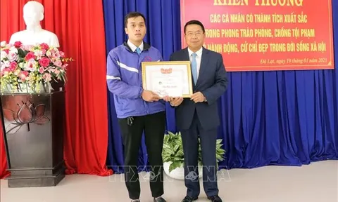 Khen thưởng lái xe trả lại bọc tiền 190 triệu đồng cho du khách bỏ quên