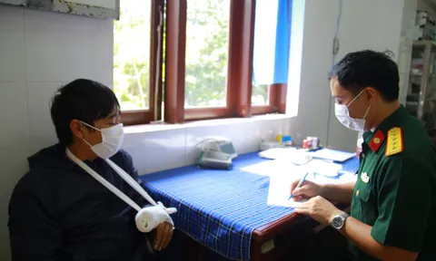 Trung tâm y tế Thị trấn Trường Sa cấp cứu ngư dân gặp nạn trên biển