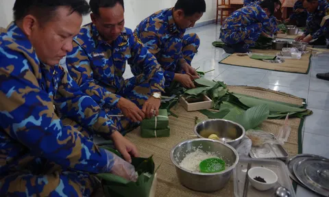 Lữ đoàn 171 thi gói bánh chưng mừng Xuân Quý Mão 2023
