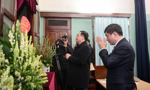 Chủ tịch Quốc hội Vương Đình Huệ dâng hương tưởng niệm Chủ tịch Hồ Chí Minh tại Nhà 67