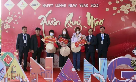 Chào đón đoàn du khách quốc tế xông đất Đà Nẵng dịp Tết Nguyên đán