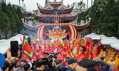 Chùa Hương đông kín khách trong ngày khai hội