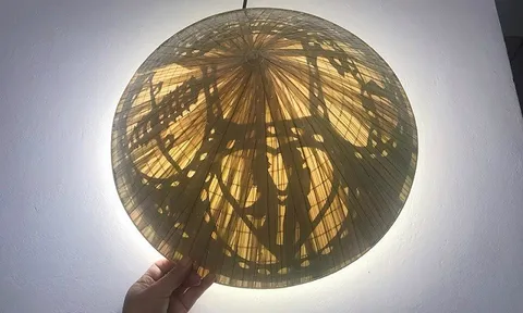 Kỳ nhân tay trái “thổi hồn” cho chiếc nón bài thơ xứ Huế