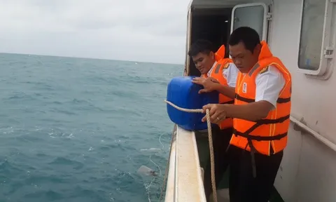 Vùng 2 Hải quân cứu tàu cá và 09 ngư dân bị trôi dạt trên biển